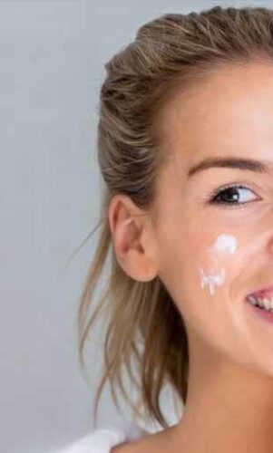 crème hydratante pour le visage d'une femme