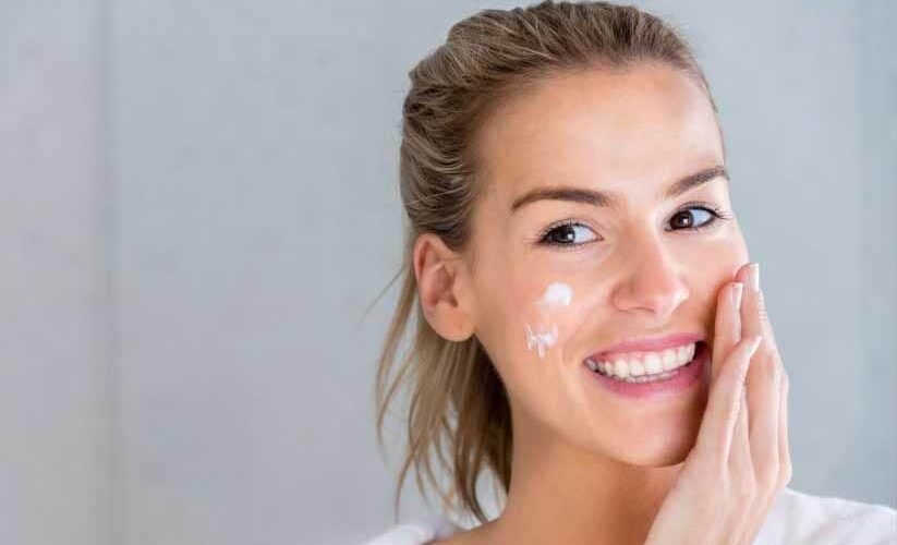 crème hydratante pour le visage d'une femme