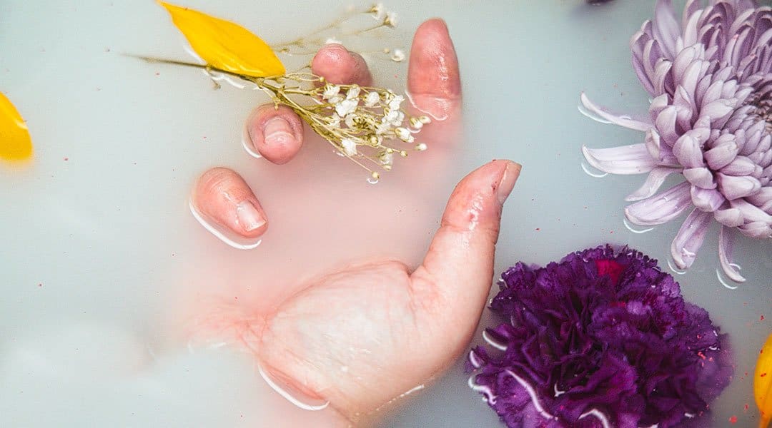 Nettoyage des mains pour blanchir ses ongles
