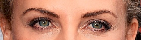 regard de charlize Theron