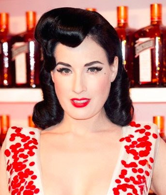 Copie de la bouche rouge de Dita Von Teese