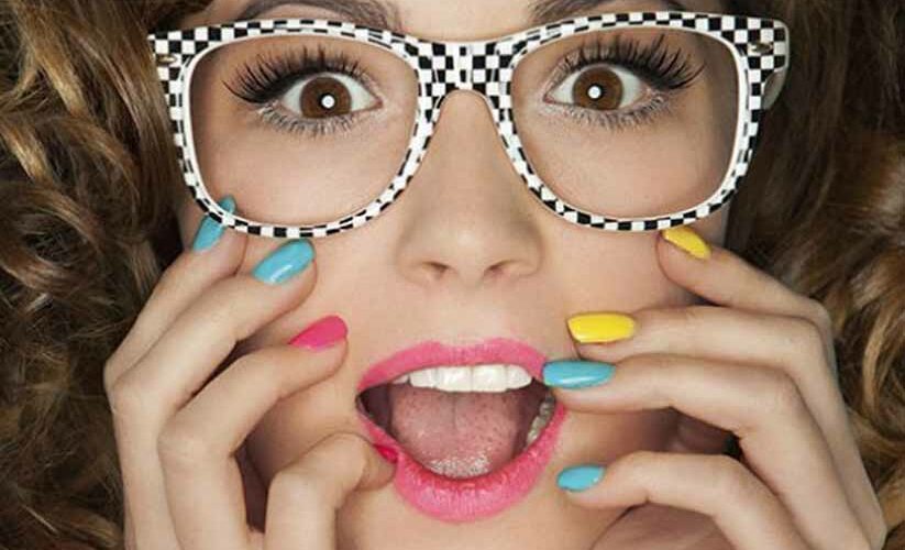 femme avec du vernis pop, tendance de l'été