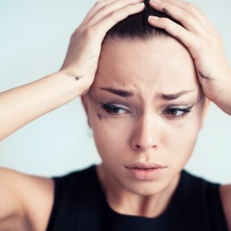 Les erreurs maquillage qui nous donnent un air fatigué