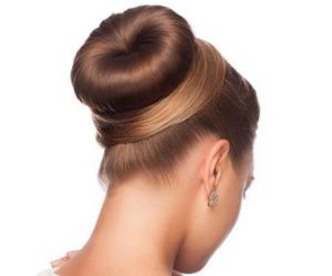 Coiffures pour cheveux gras : Le bun 