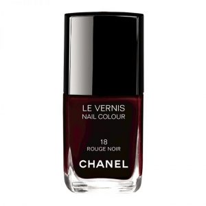 Les cosmétiques les plus vendus en France : vernis à ongles rouge noir de Chanel