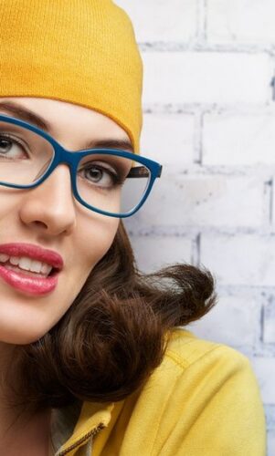 Les femmes porteuses de lunettes se posent beaucoup de questions sur la façon de mettre en valeur leurs yeux, leur visage et leurs sourcils. Dans cet article, je vous présente certaines idées intéressantes et utiles qui vous aideront à vous sublimer malgré le port de lunettes de vue. Voici mes meilleurs conseils make-up quand on porte des lunettes !