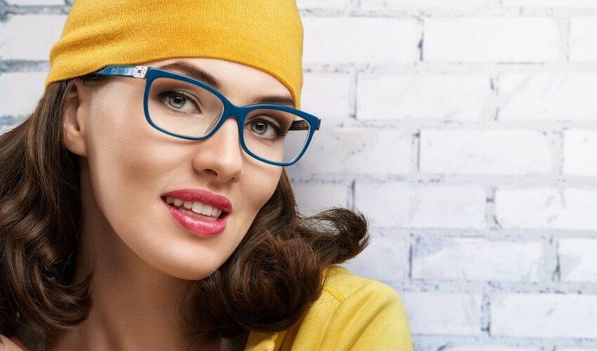 Les femmes porteuses de lunettes se posent beaucoup de questions sur la façon de mettre en valeur leurs yeux, leur visage et leurs sourcils. Dans cet article, je vous présente certaines idées intéressantes et utiles qui vous aideront à vous sublimer malgré le port de lunettes de vue. Voici mes meilleurs conseils make-up quand on porte des lunettes !