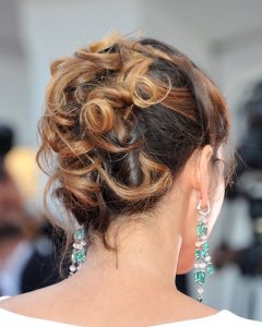 coiffures soirée faciles : Chignon à boucles 