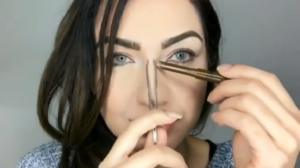 Beautyhacks: contouring avec une pince à épiler