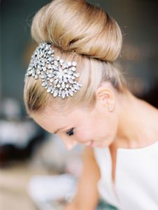 inspirations coiffures pour mariage : Chignon haut orné d’un bijou 