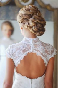  inspirations coiffures pour mariage : Chignon pêle-mêle de mèches 