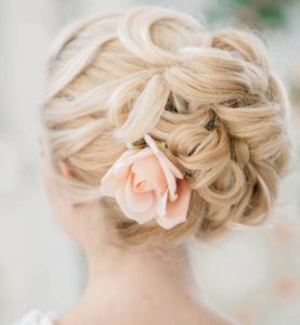 inspirations coiffures pour mariage : Chignon torsadé avec une touche sensuelle