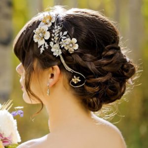 inspirations coiffures pour mariage: Chignon tressé avec un joli bijou de tête