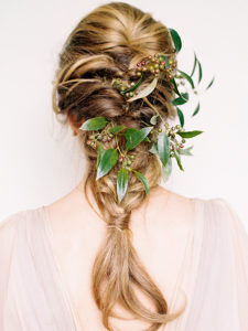 inspirations coiffures pour mariage : La tresse sauvage 