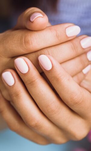 Les gestes à bannir pour prendre soin de ses ongles