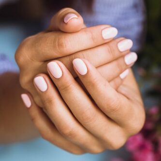 Les gestes à bannir pour prendre soin de ses ongles