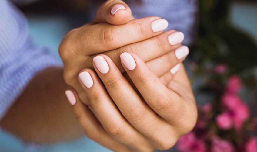 Les gestes à bannir pour prendre soin de ses ongles