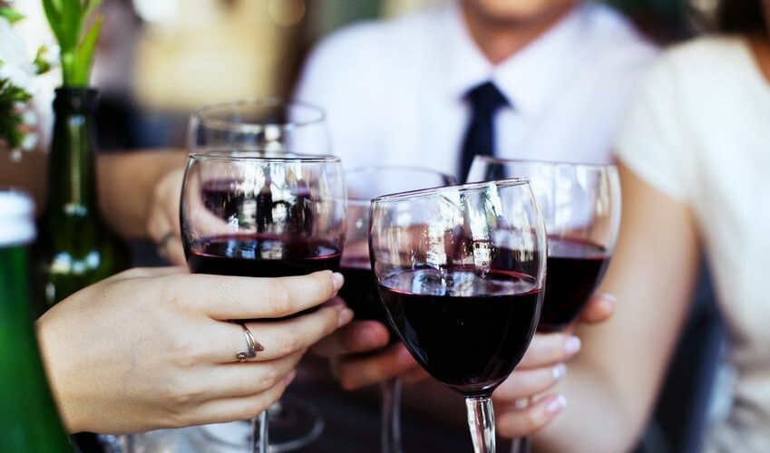 Boire un verre de vin rouge par jour : bonne ou mauvaise idée ?