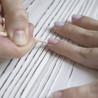 Manucure detox pour dire stop aux ongles cassés et jaunis