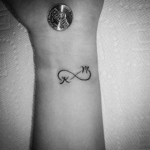 Les tatouages poignet infinis 