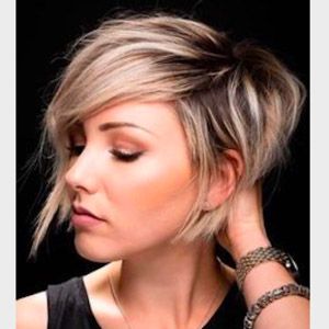 Coupe courte cheveux blonds