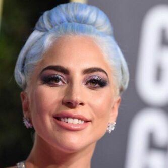 Zoom sur le Smoky Eyes de Lady Gaga sur le tapis rouge des Golden Globes 