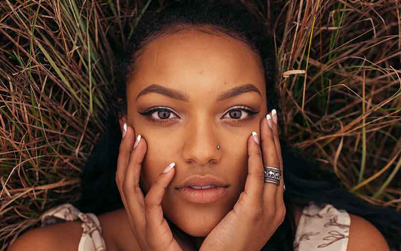 Yeux de biche: Comment bien réussir son eye-liner ? - La Loge Beauté