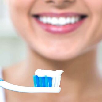 Dentifrice à l'argile, en avant pour des dents blanches