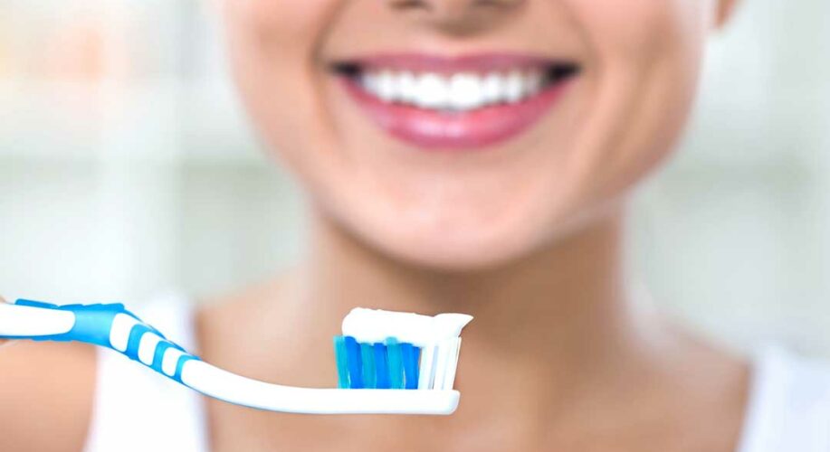 Dentifrice à l'argile, en avant pour des dents blanches