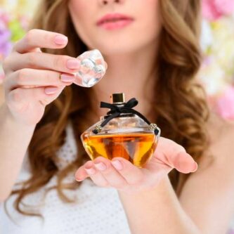Bien choisir son parfum pour femme selon la saison