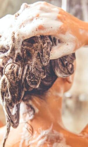 Pourquoi faut-il changer de shampoing régulièrement ? 