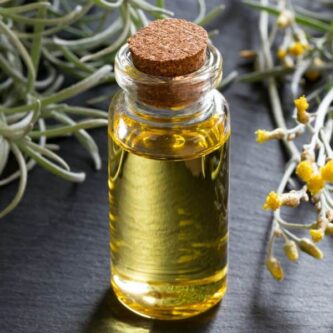 À la découverte des pouvoirs de l’huile essentielle d’immortelle !