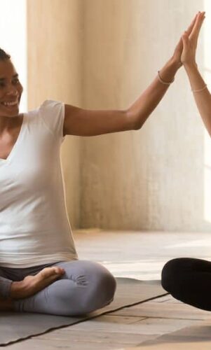 deux filles en cours de yoga