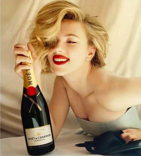 Scarlett Johansson pose pour Moet & Chandon