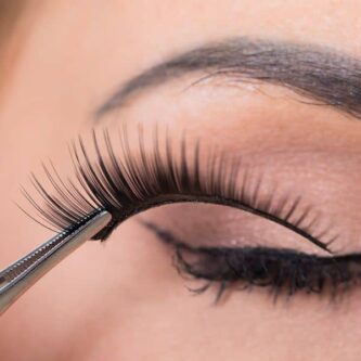 Comment enlever ses faux-cils, sans s’arracher les yeux ! 