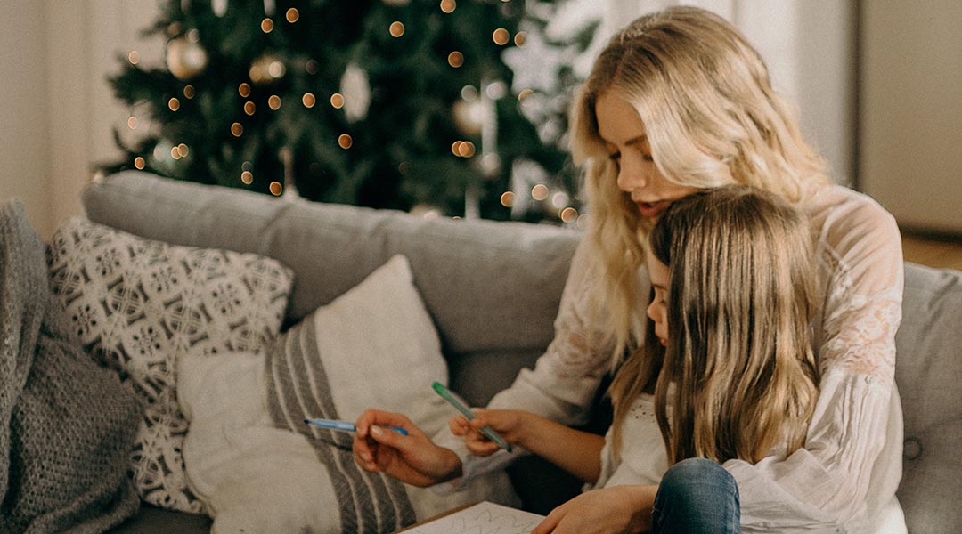 mere et sa fille dessinent