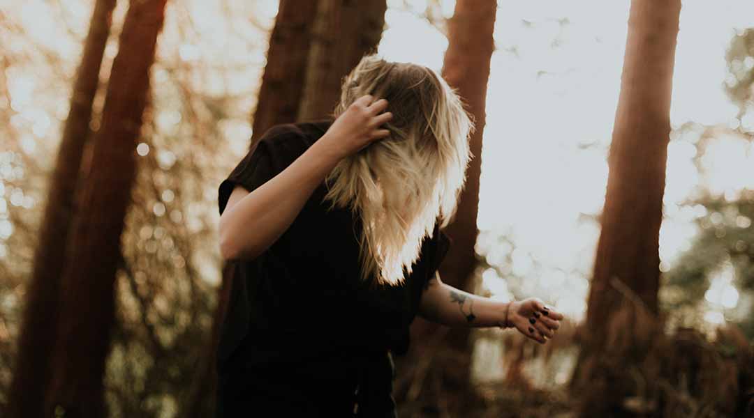 Femme stressée dans la forêt 