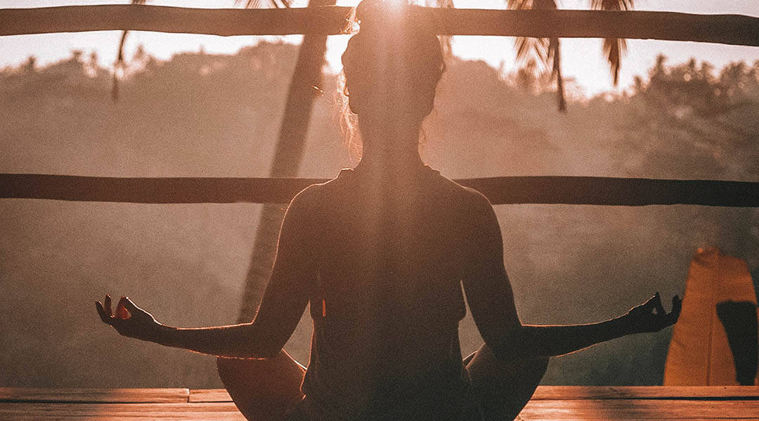 fille qui fait des exercices de relaxation 