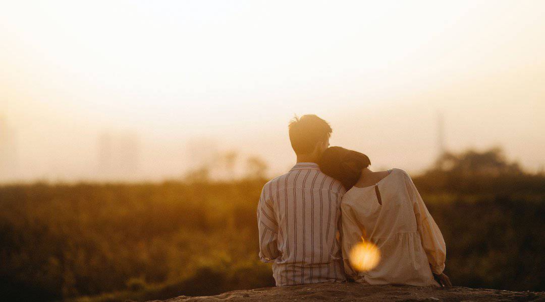 Couple admirant le coucher du soleil