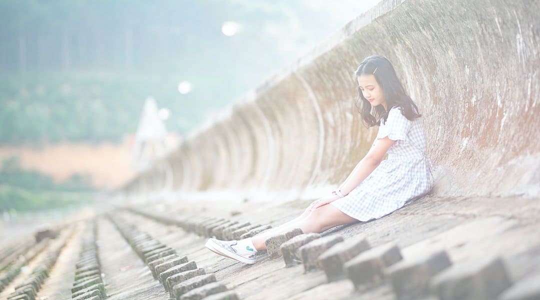 Petite fille en robe blanche