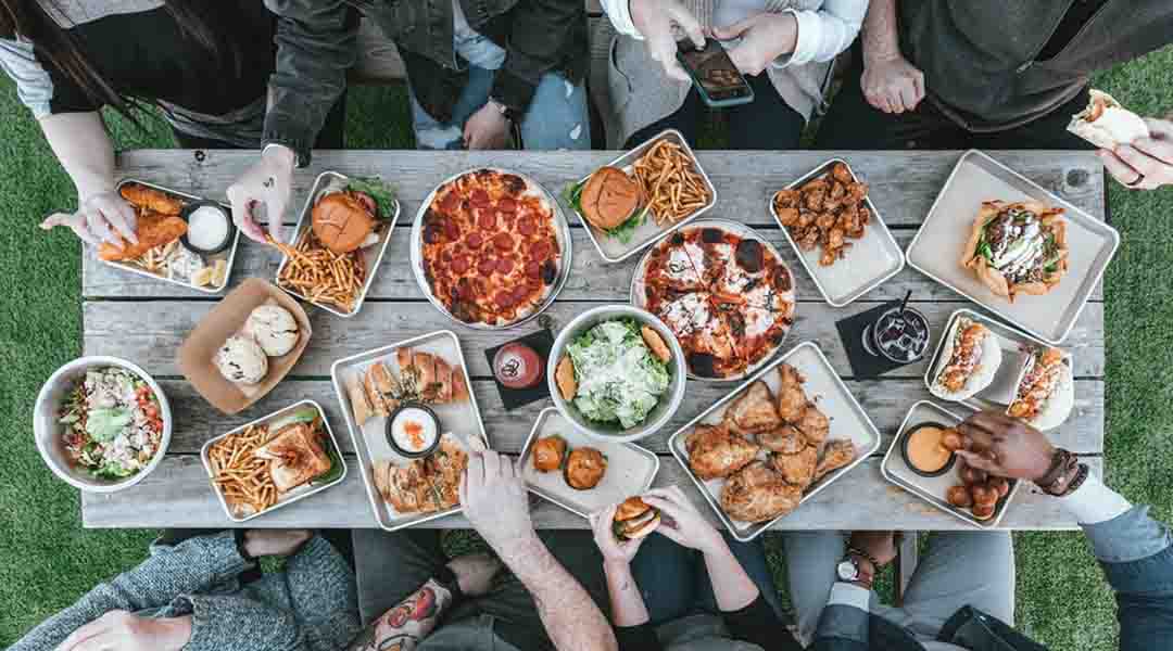 Repas convivial entre amis