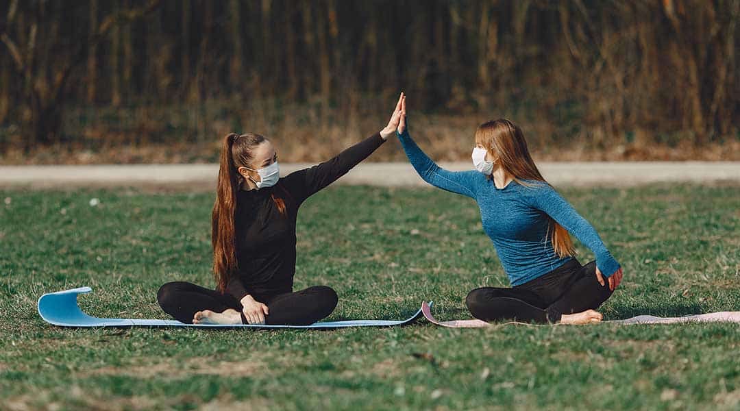 deux femmes entrain de faire du sport