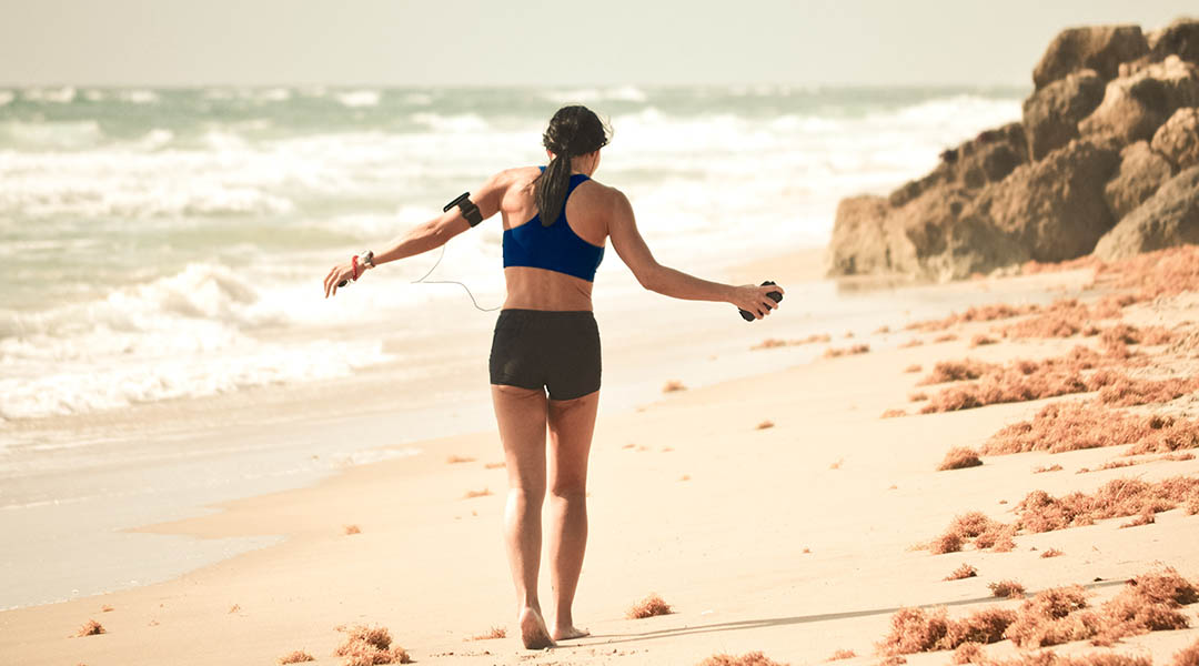 femme sport a la plage