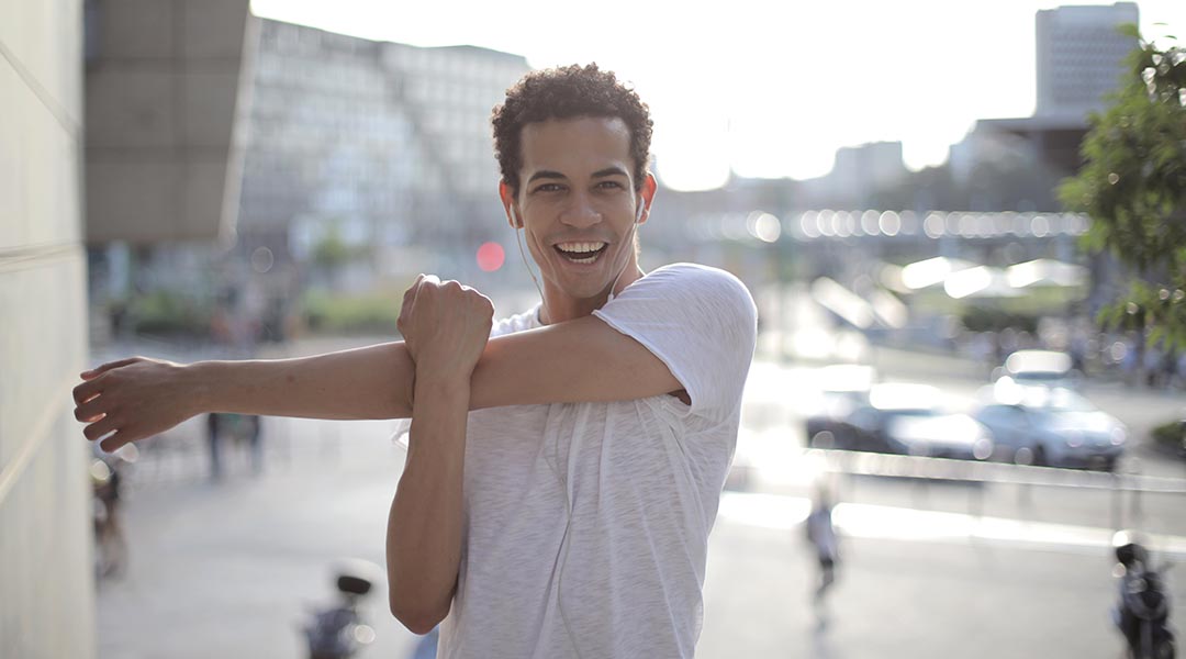 homme qui s'étire après le sport