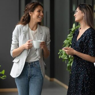 Des collègues qui discutent ensemble pendant une pause café