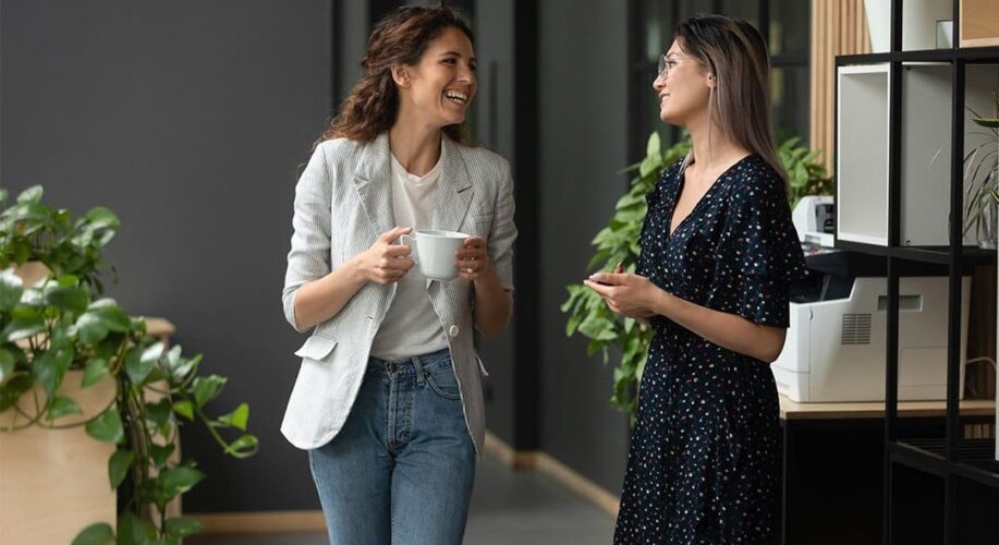 Des collègues qui discutent ensemble pendant une pause café