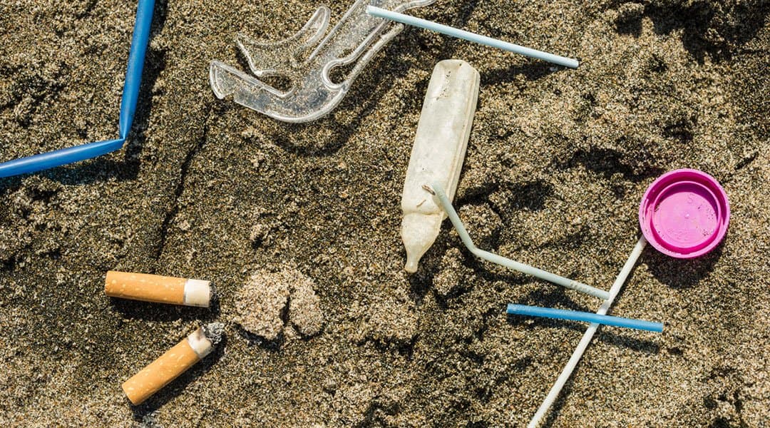 déchets plastiques sur la plage