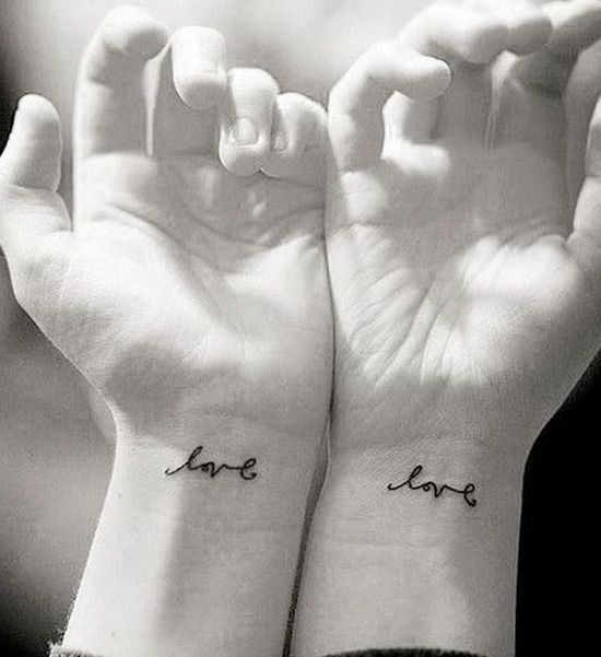 tatouage discret au poignet love