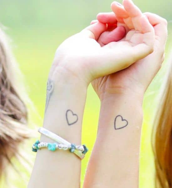 tatouages discrets au poignet coeur