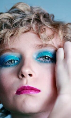 Tendance : le maquillage bleu électrique pour les yeux